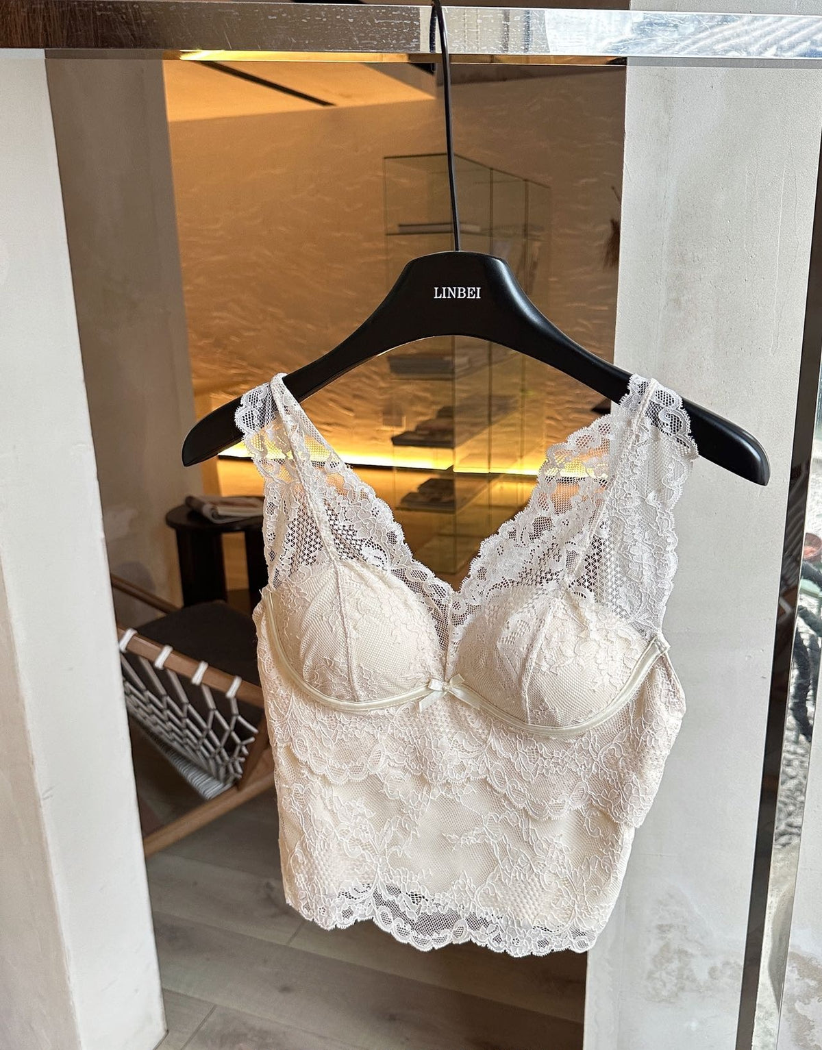 02_white_hanger
