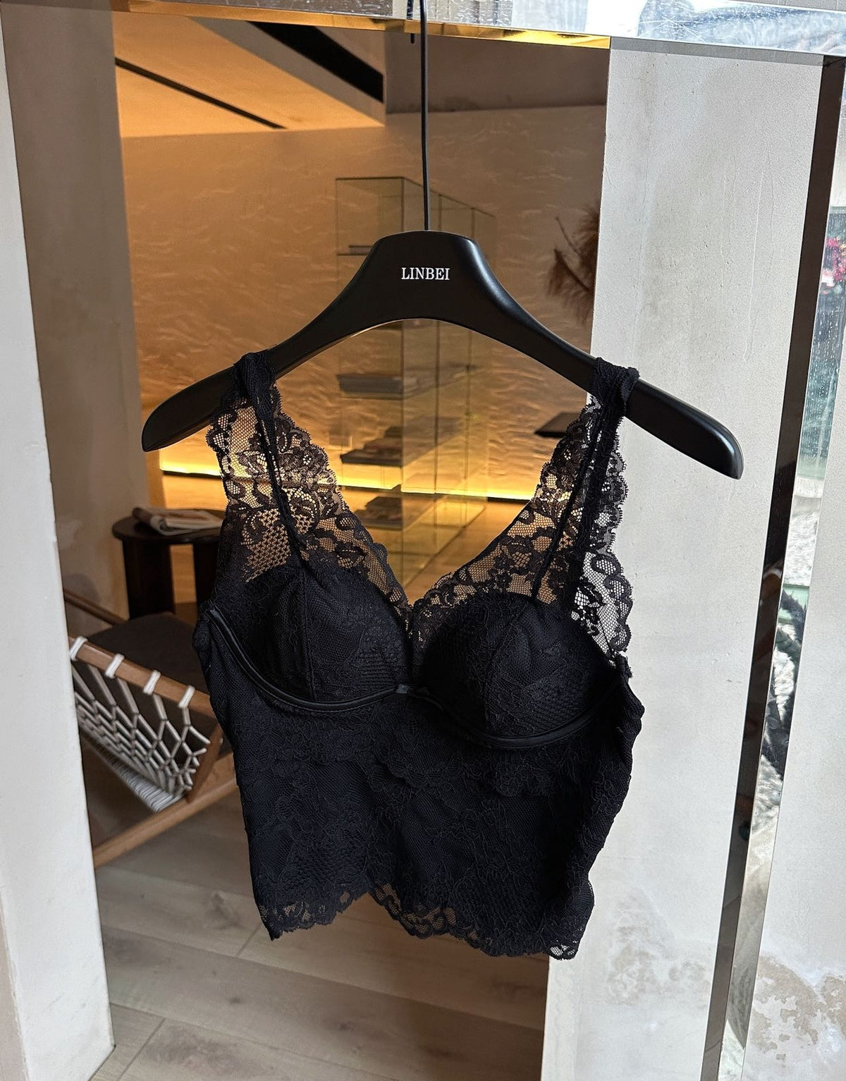 05_black_hanger