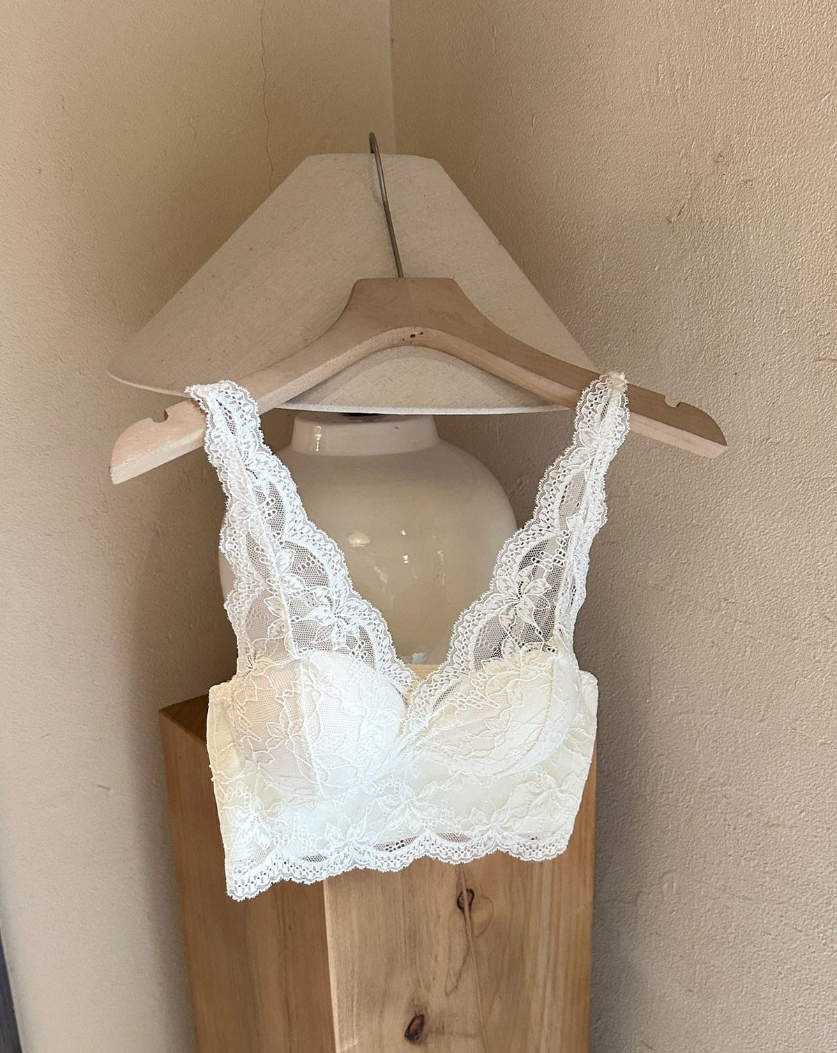 06_white_hanger