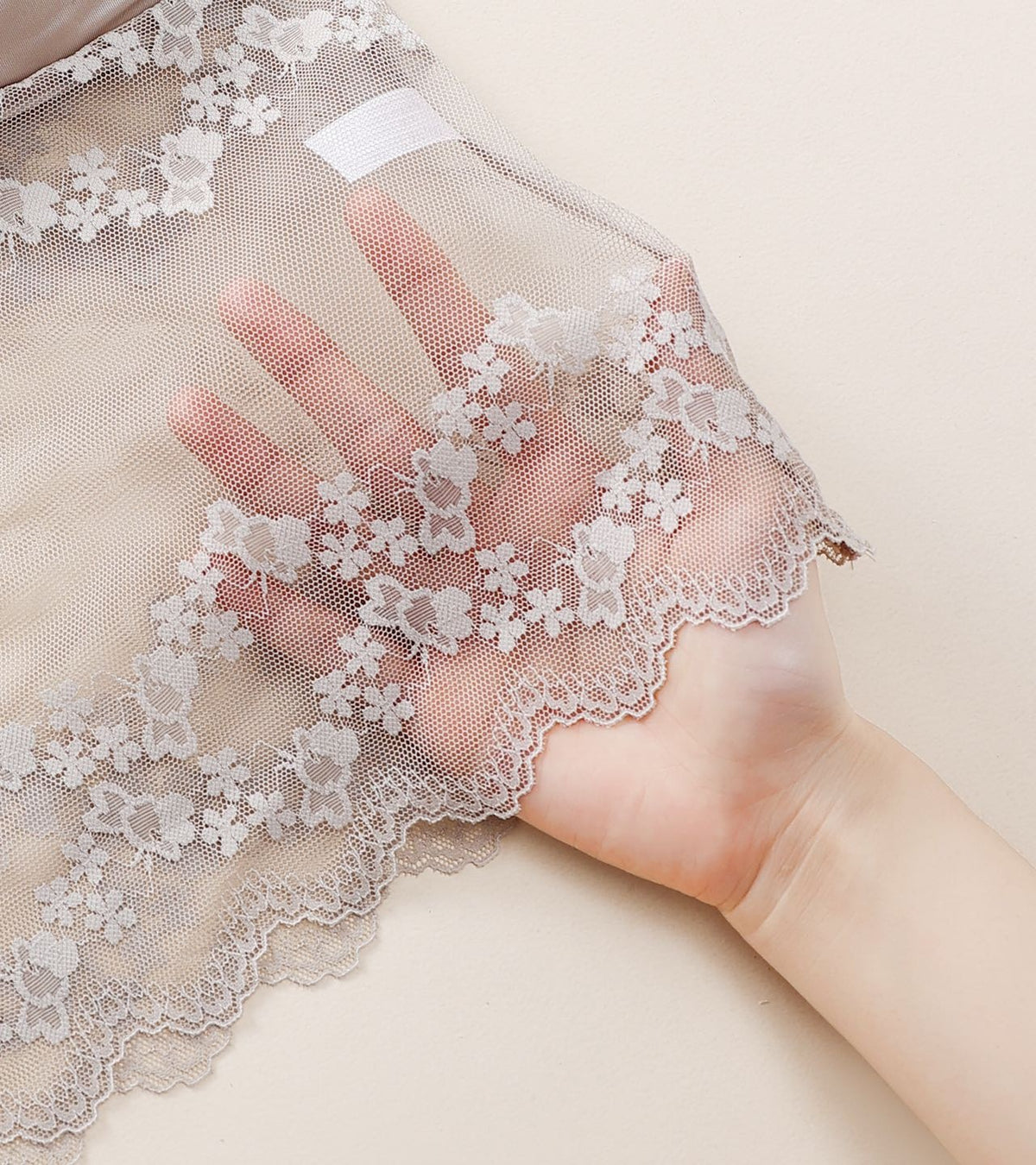 08_lace_detail
