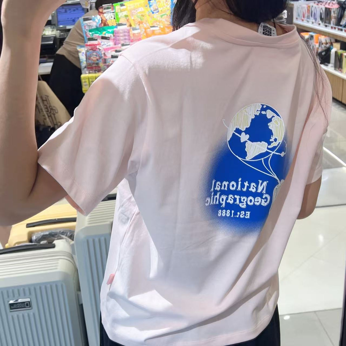 韓國 National Geographic Women's Caster CoolMax Eco Earth Graphic Semi-Oversized Fit Short Sleeve T-shirt (涼爽面料)【NG884】
