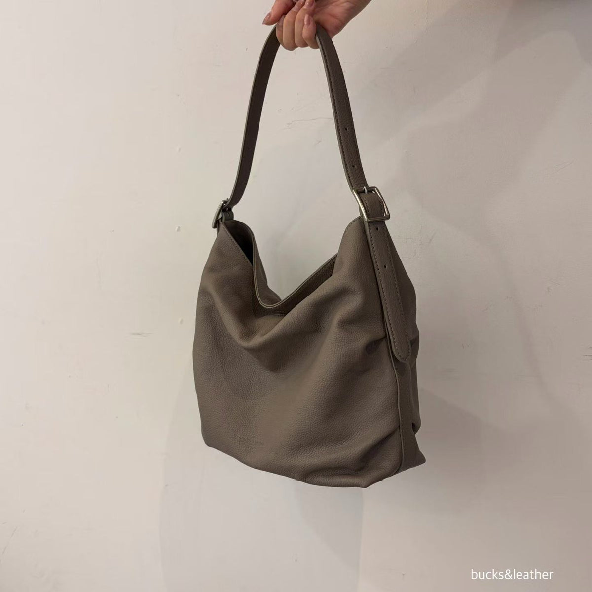 韓國 Bucks & Leather 26SS 褶皺扣飾包【SM2317】