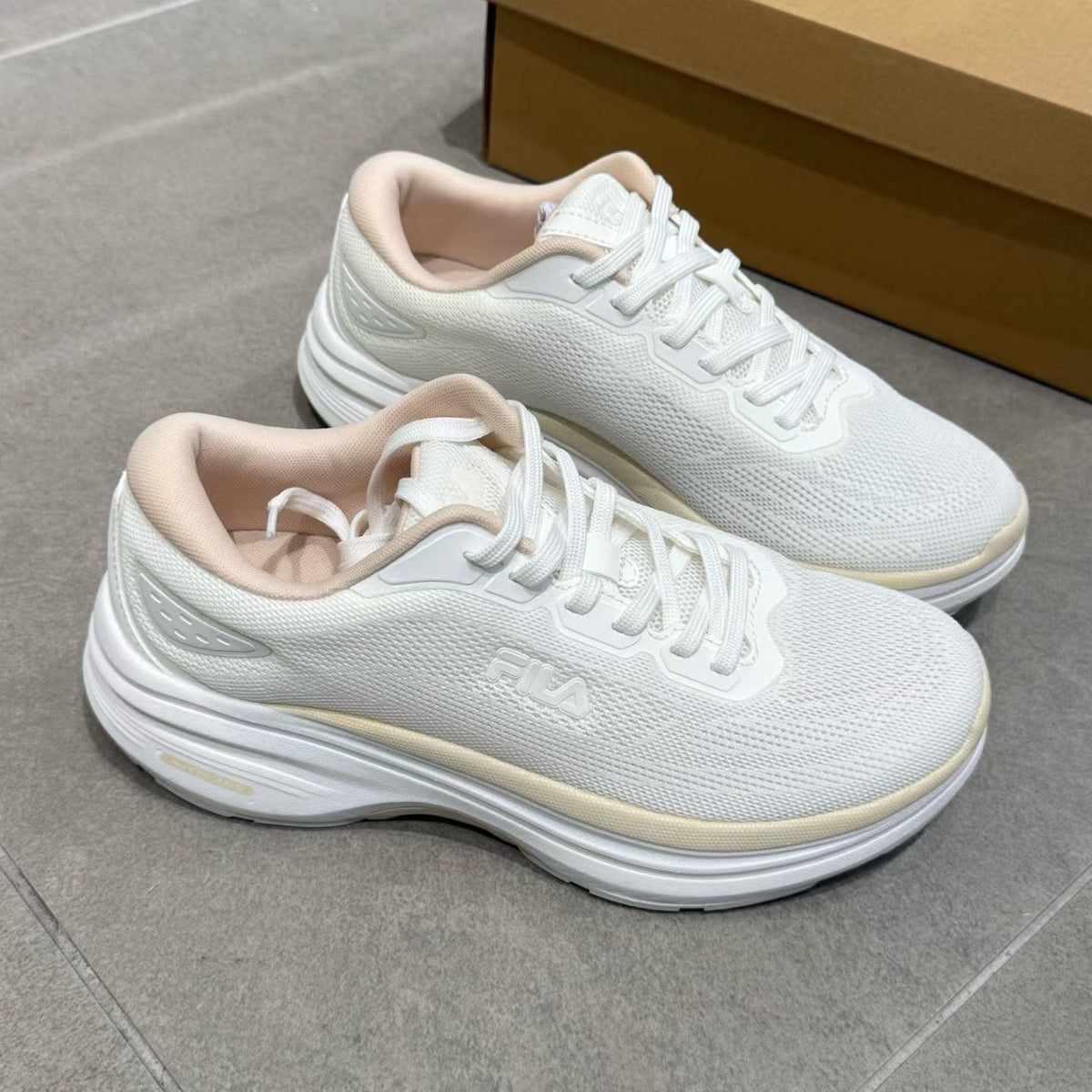韓國 Fila 男女同款超輕跑運動【SM2540】