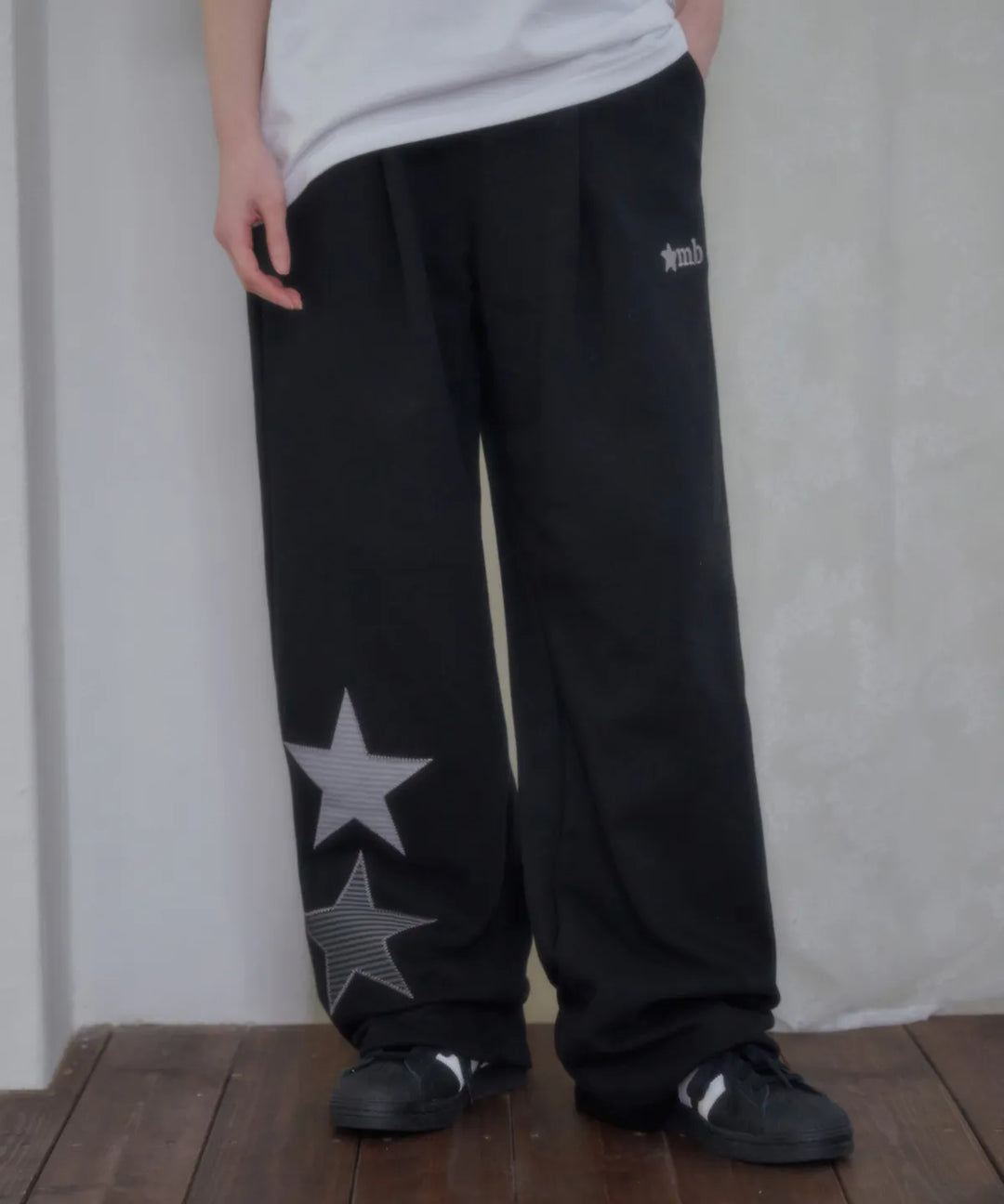 韓國 Ambler Starlight Applique Embroidered Pintuck 2-Way Wide Training Sweatpants【AR190】