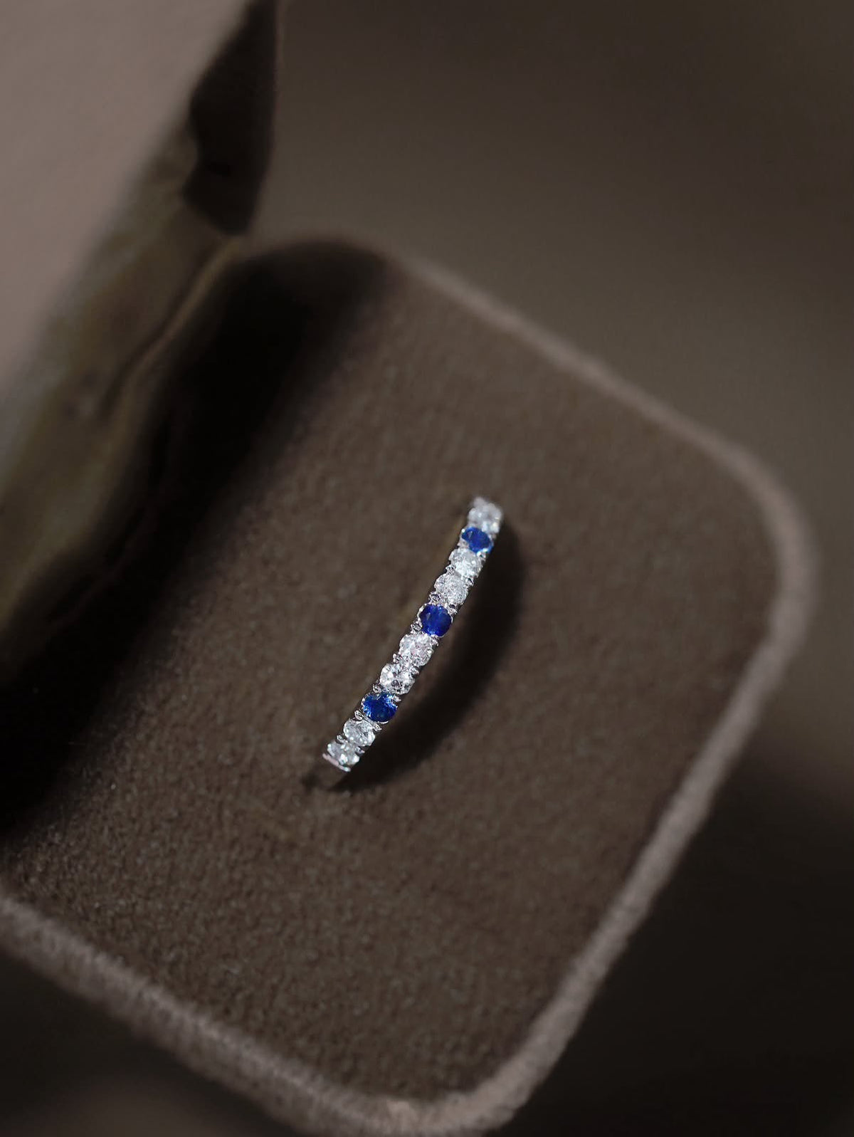 18k 藍寶石間鑽石排戒 (訂金$500，總售價為 $3,288)【SM2101】