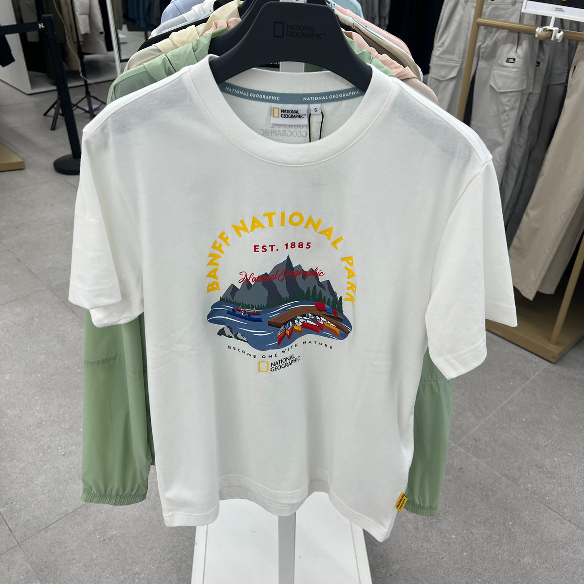 韓國 National Geographic Banff Spot Point Front Artwork Concept Short Sleeve T-shirt【NG1170】
