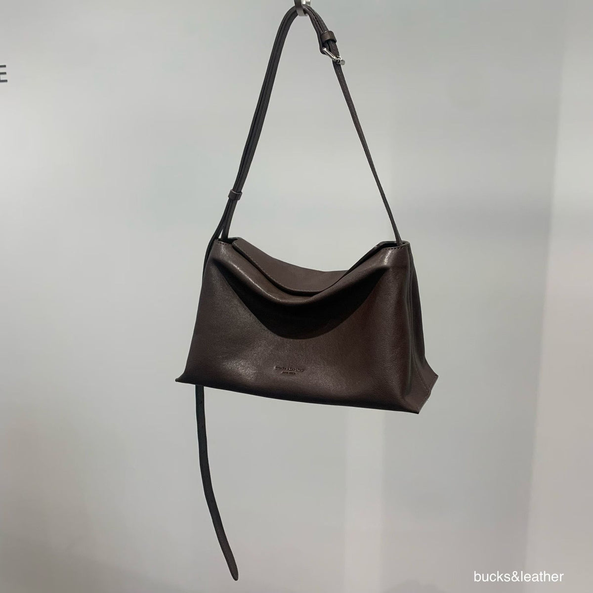 韓國 Bucks & Leather 人氣新款磁吸枕頭包 (中號)【SM2305】