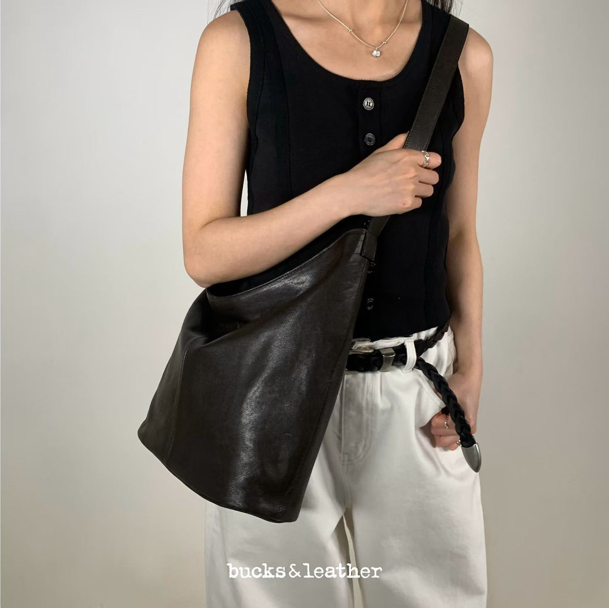 韓國 Bucks & Leather 簡約軟皮水桶包【SM2365】