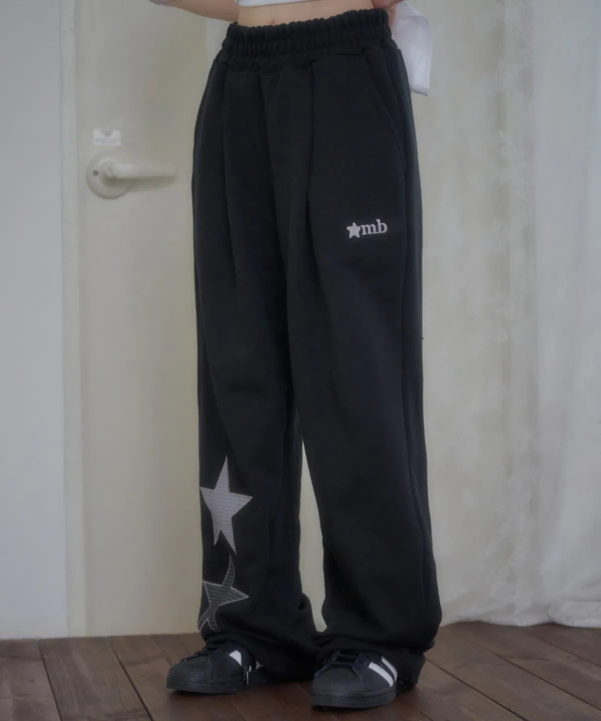 韓國 Ambler Starlight Applique Embroidered Pintuck 2-Way Wide Training Sweatpants【AR190】